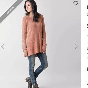 GILDED INTENT BY BUCKLE HOODED RIBBED KNIT TOP IN SIERRA‎